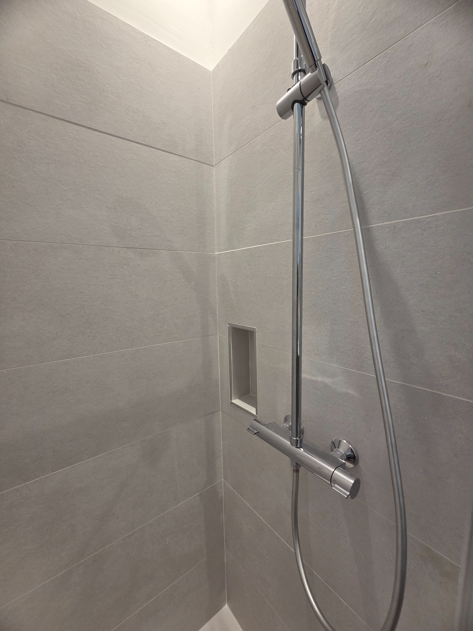 Robinetterie et niche carrelée de la douche
