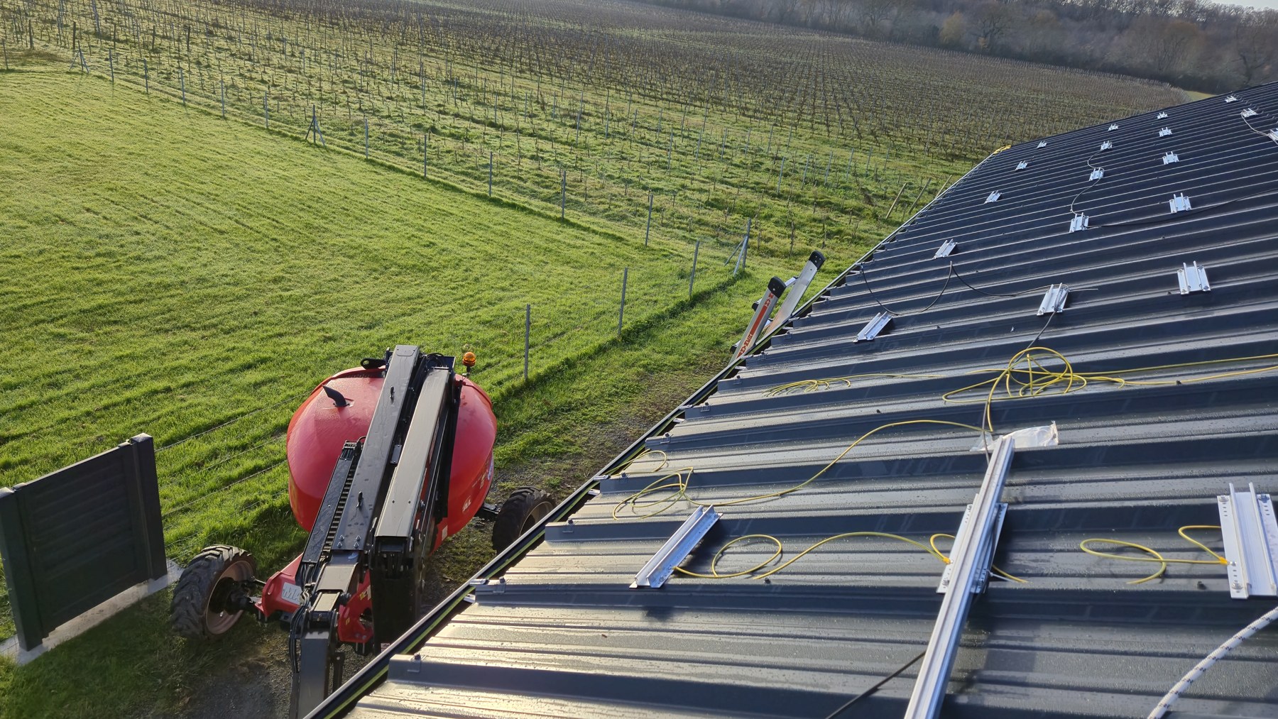 Vue des supports et des liaisons préparés en toiture pour les panneaux photovoltaïques