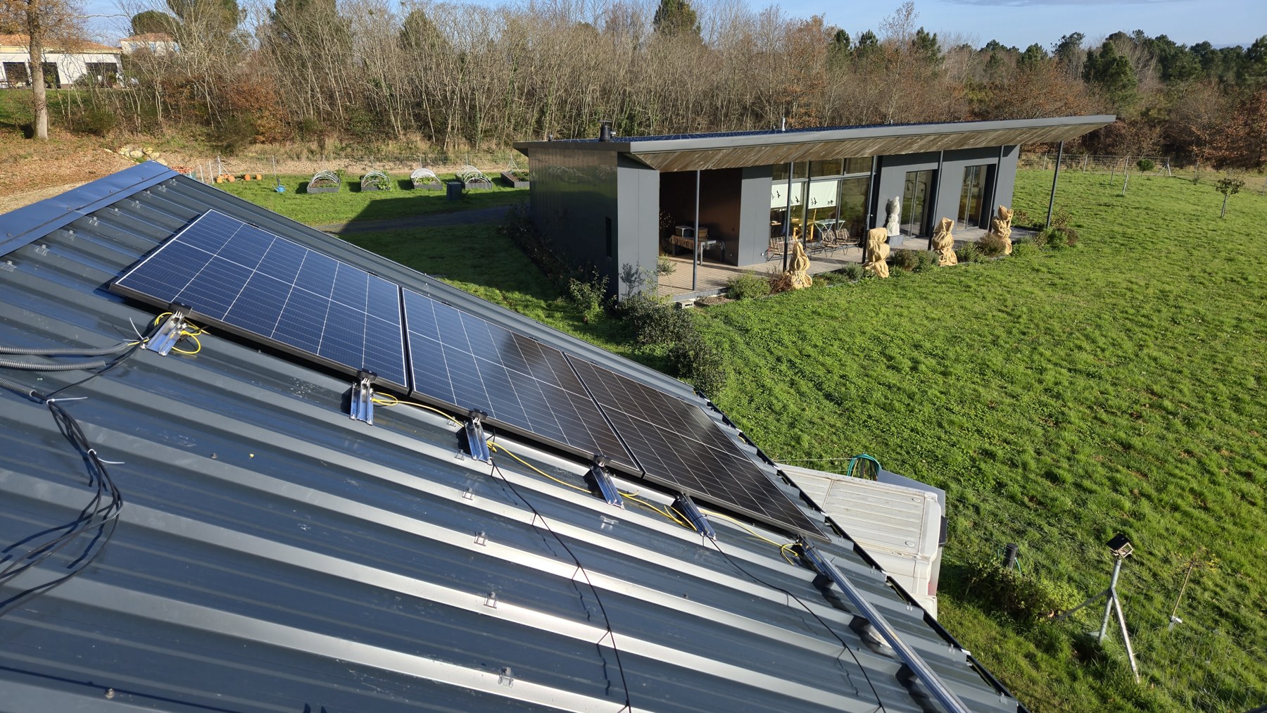 Premiers panneaux photovoltaïques installés sur les supports en toiture